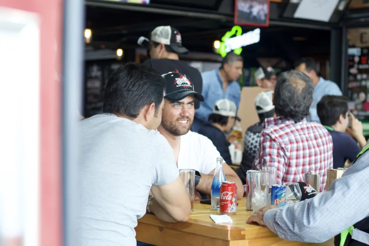 Comunidad reunida en Road House Garage