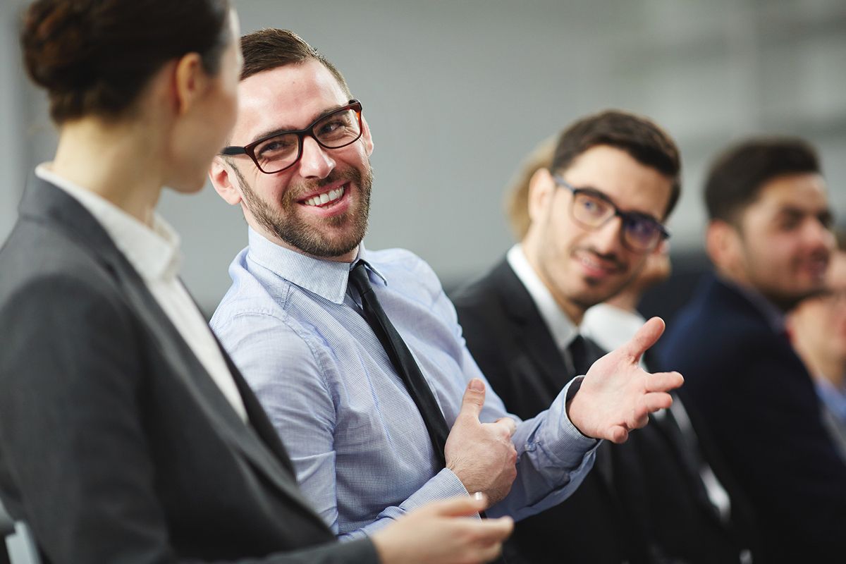 Equipo de estrategia comercial en reunión