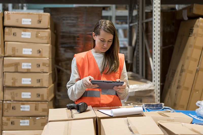 Encargada de almacén revisando inventario en una tablet